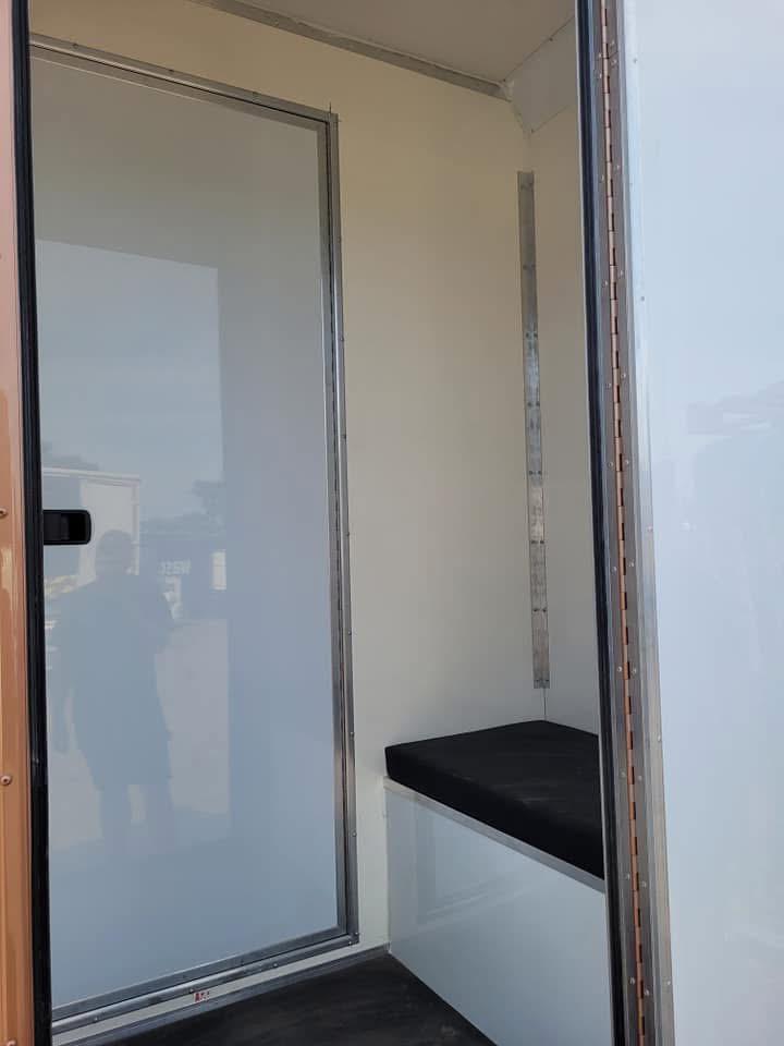 
								Horse Box 3.5tn full									