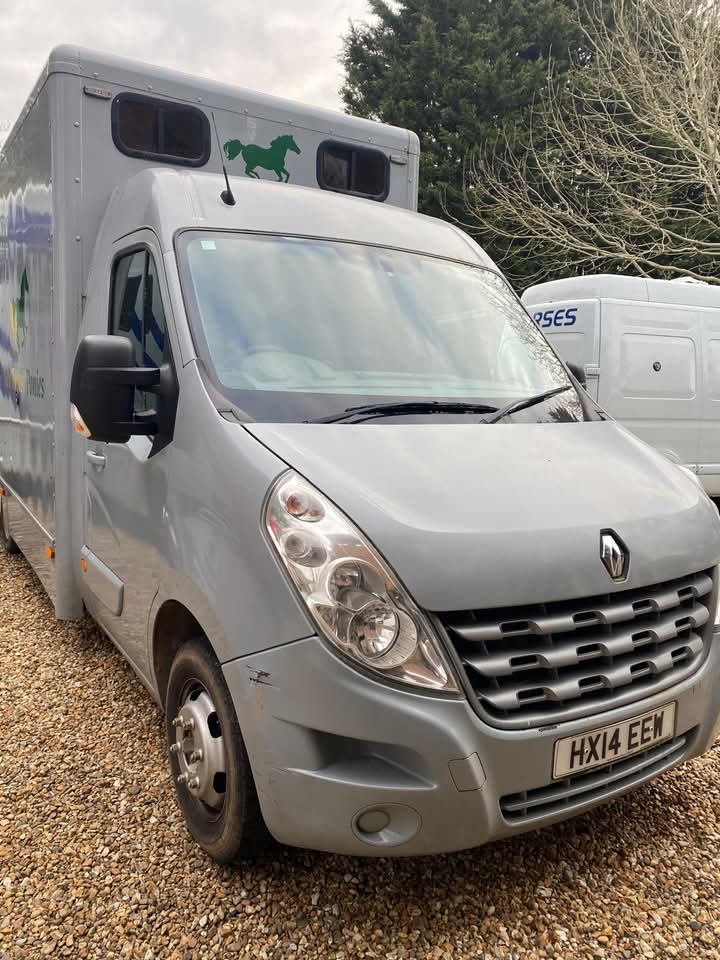 
								4.5tn Renault Master Horsebox Coach Built full									
