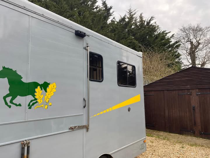 
								4.5tn Renault Master Horsebox Coach Built full									