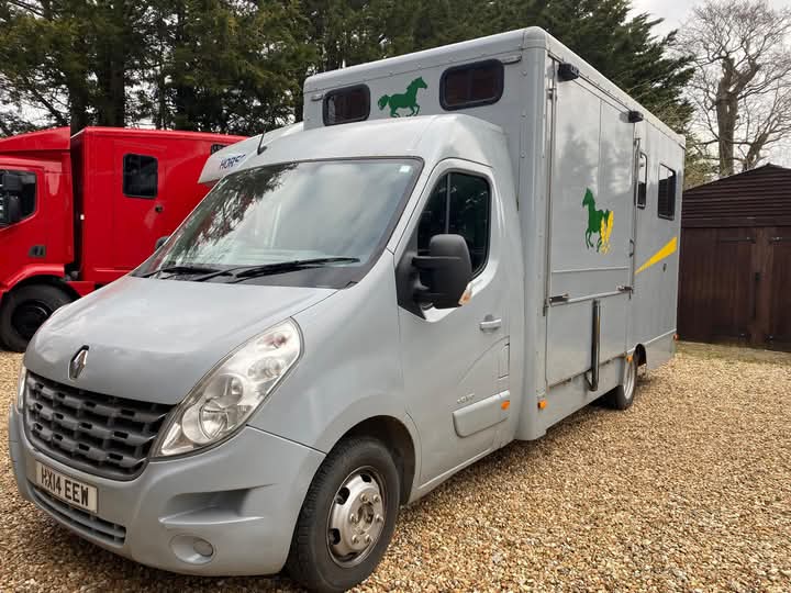 
								4.5tn Renault Master Horsebox Coach Built full									