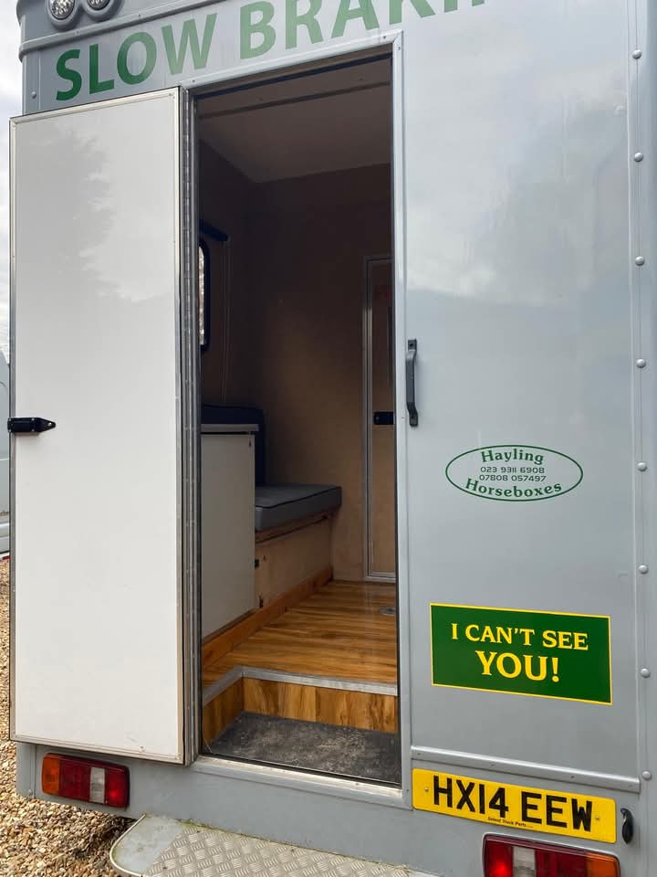 
								4.5tn Renault Master Horsebox Coach Built full									