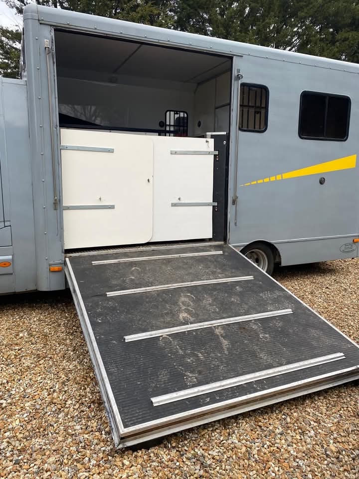 
								4.5tn Renault Master Horsebox Coach Built full									