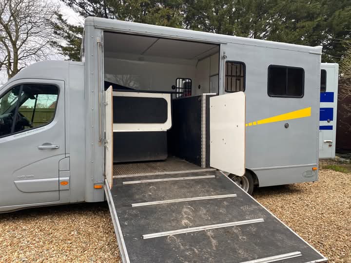 
								4.5tn Renault Master Horsebox Coach Built full									