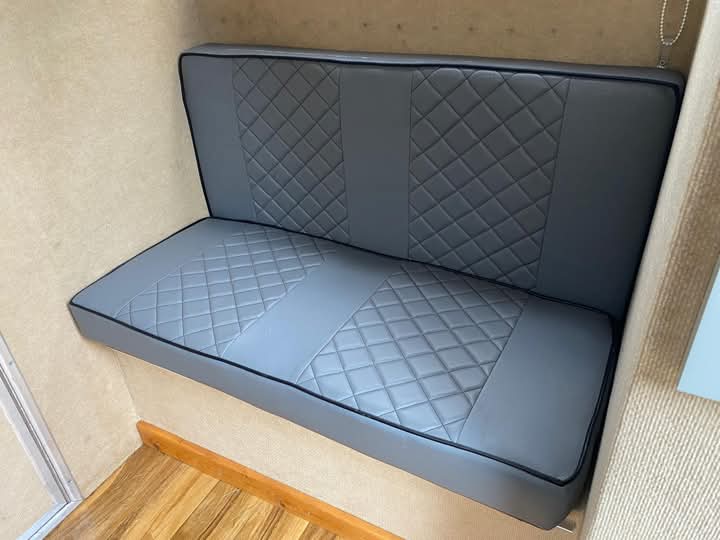 
								4.5tn Renault Master Horsebox Coach Built full									