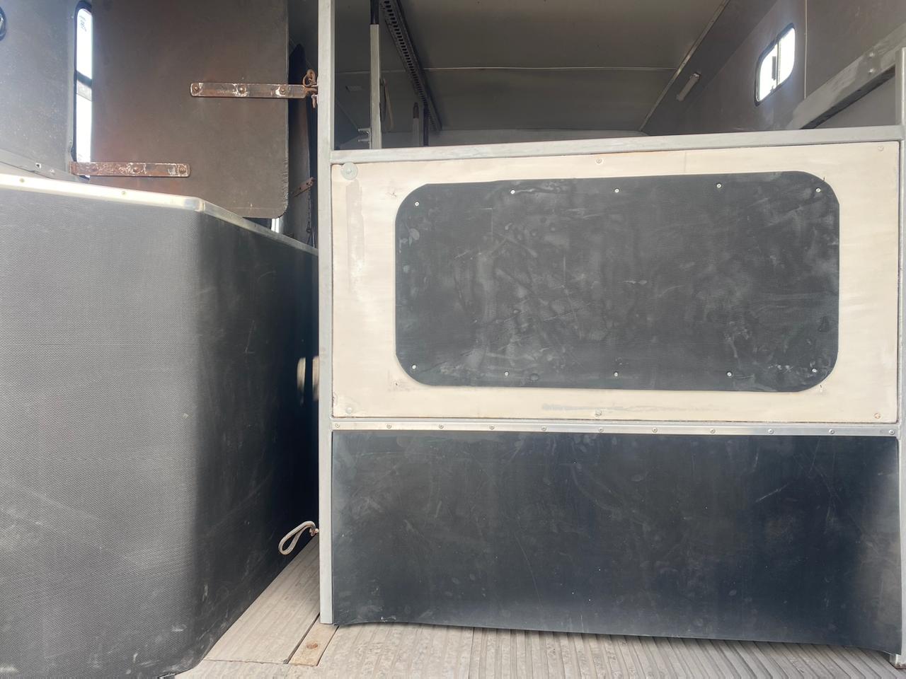 
								lovel Volvo FM 18tn Horsebox full									