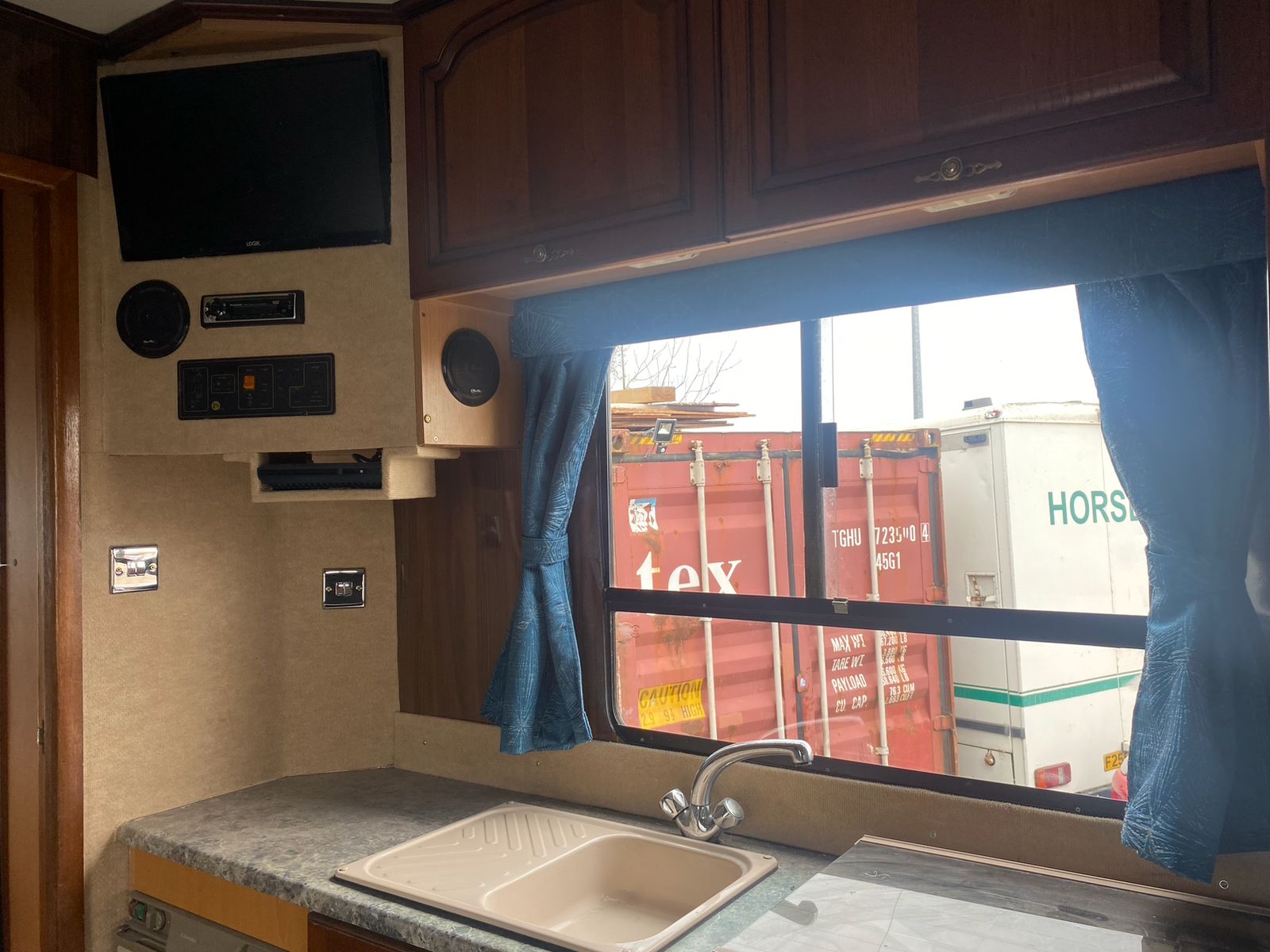 
								lovel Volvo FM 18tn Horsebox full									