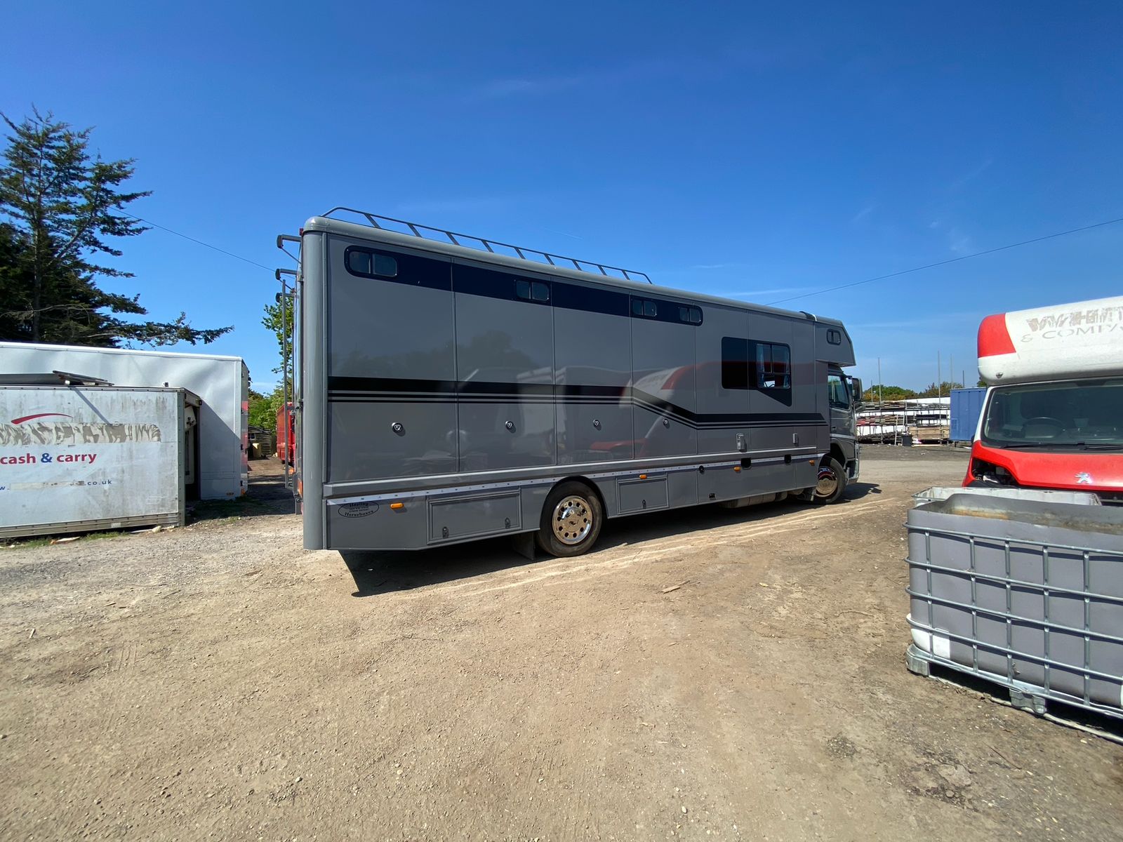
								lovel Volvo FM 18tn Horsebox full									