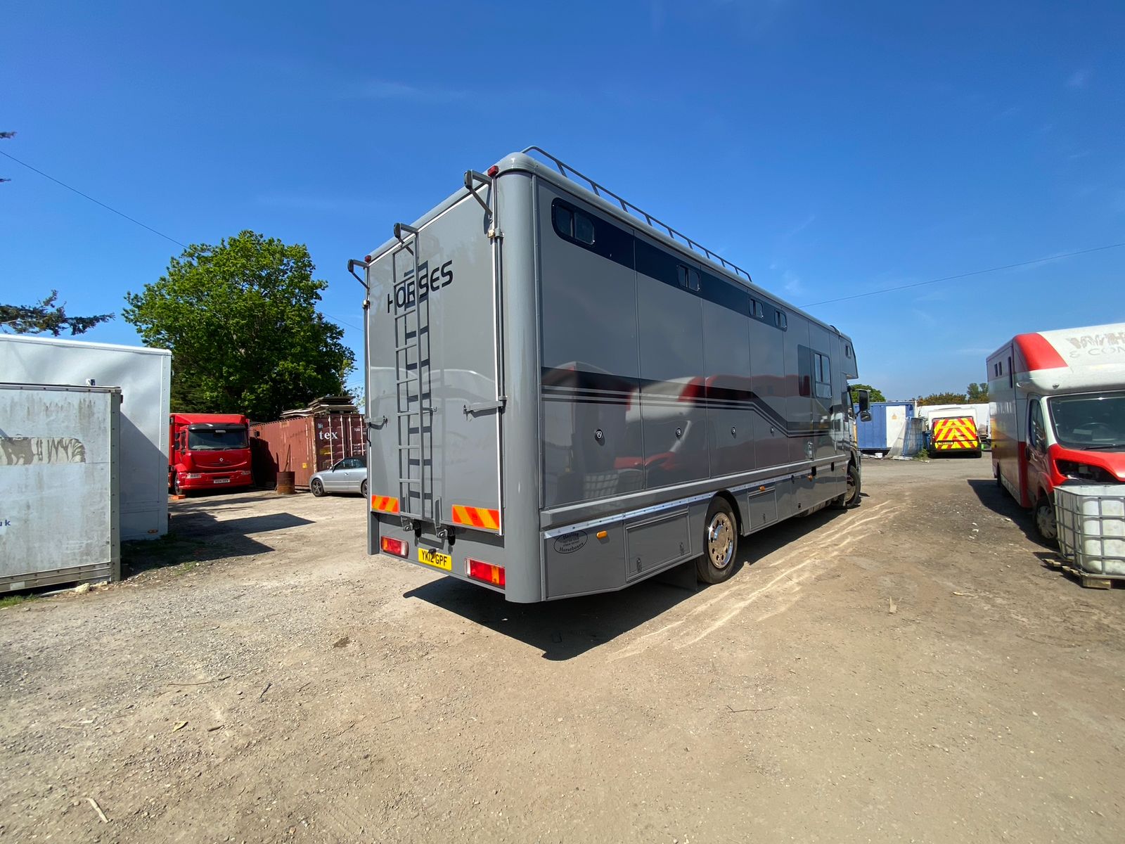 
								lovel Volvo FM 18tn Horsebox full									