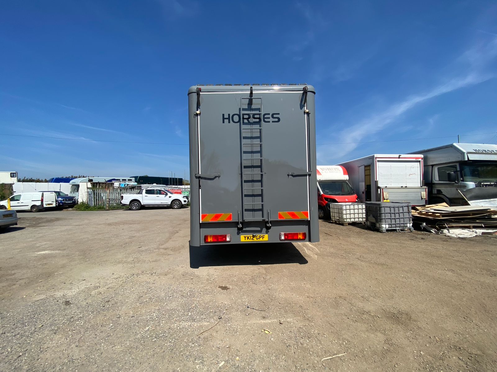 
								lovel Volvo FM 18tn Horsebox full									
