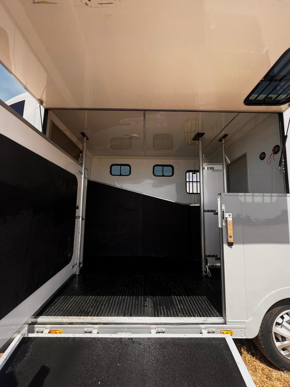 
								Horse Box 3.5tn full									
