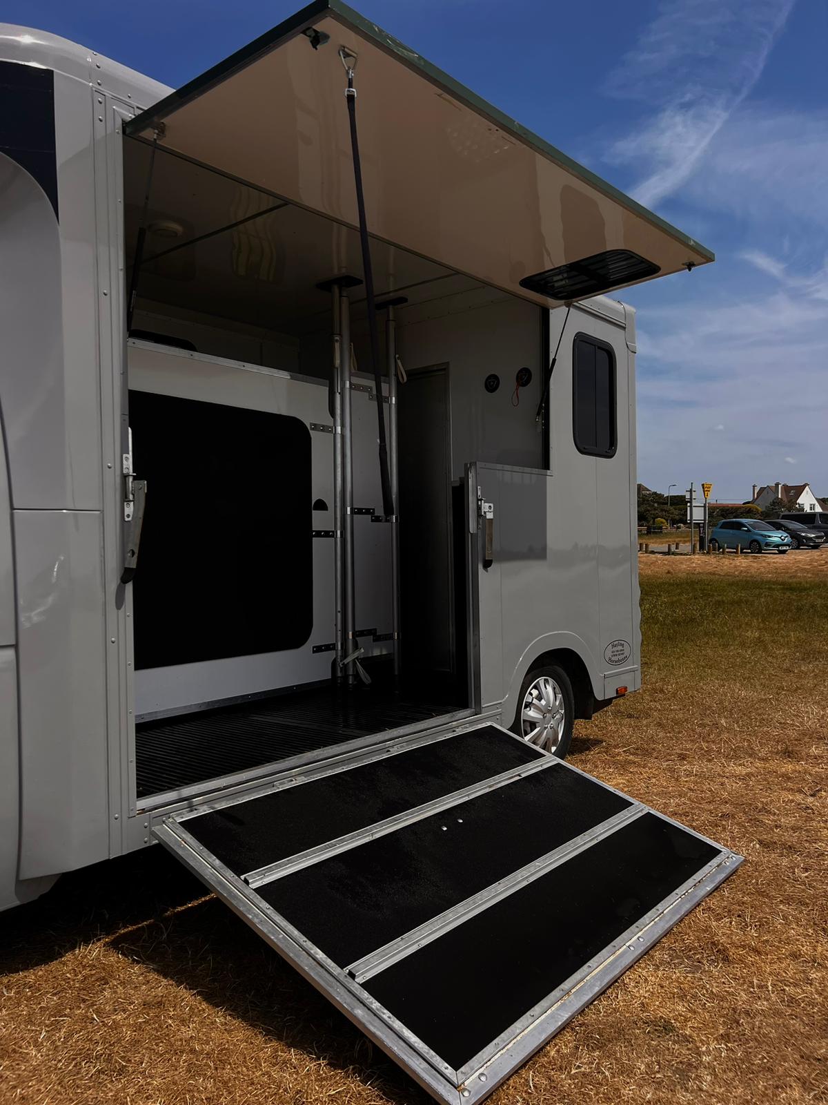 
								Horse Box 3.5tn full									