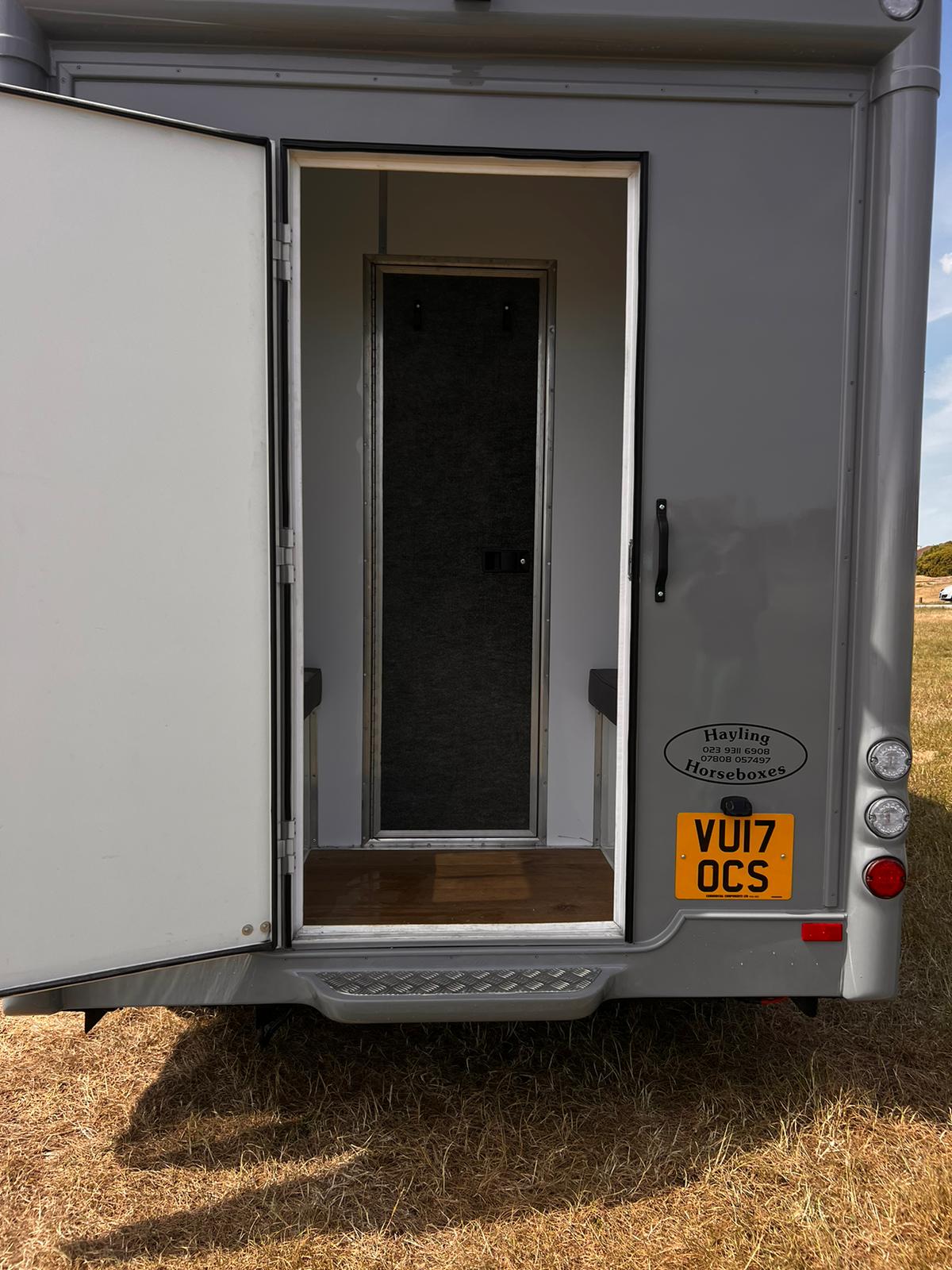 
								Horse Box 3.5tn full									