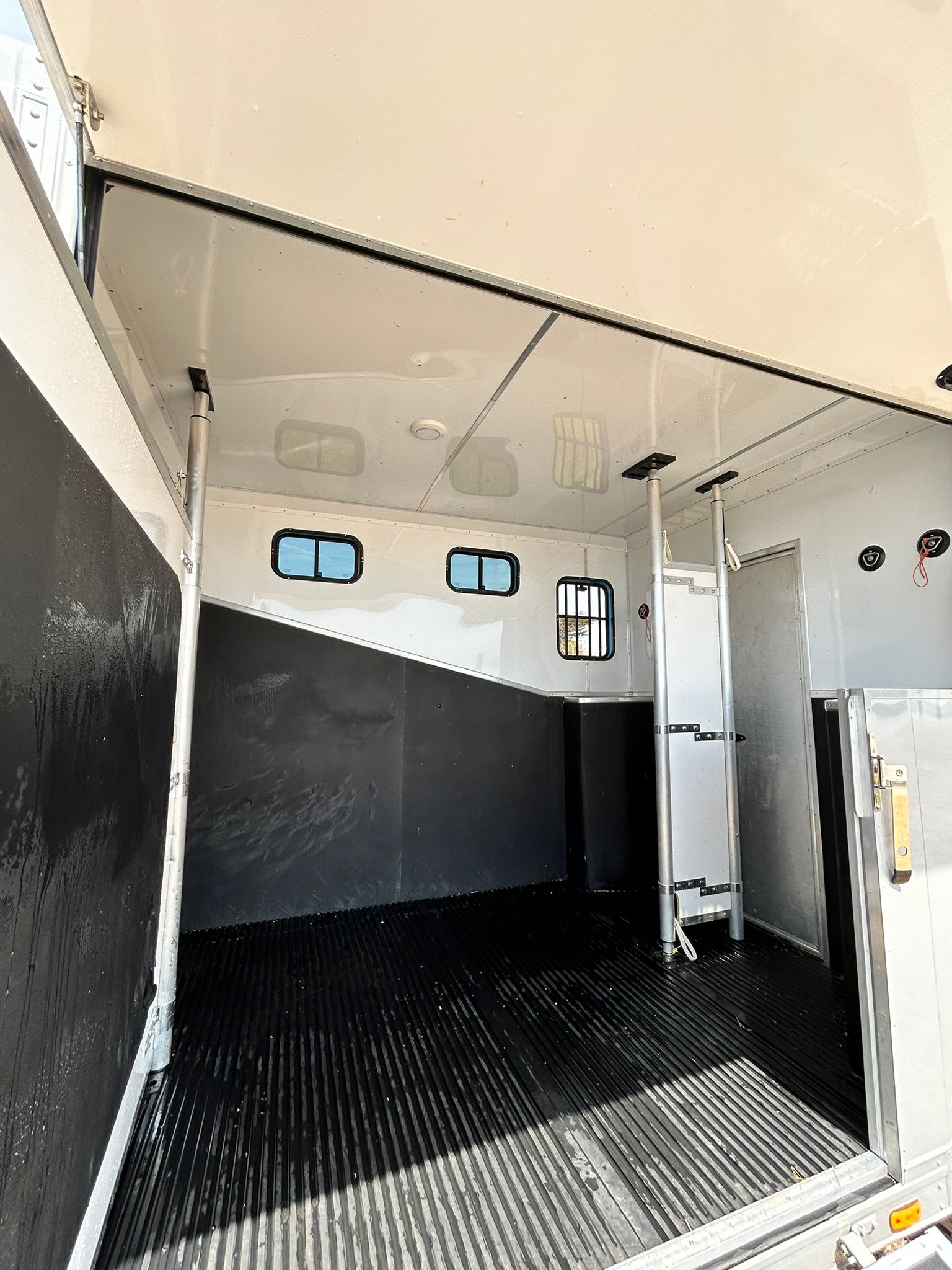 
								Horse Box 3.5tn full									